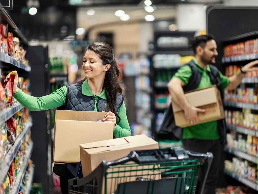 06-supermarket-employees.jpg