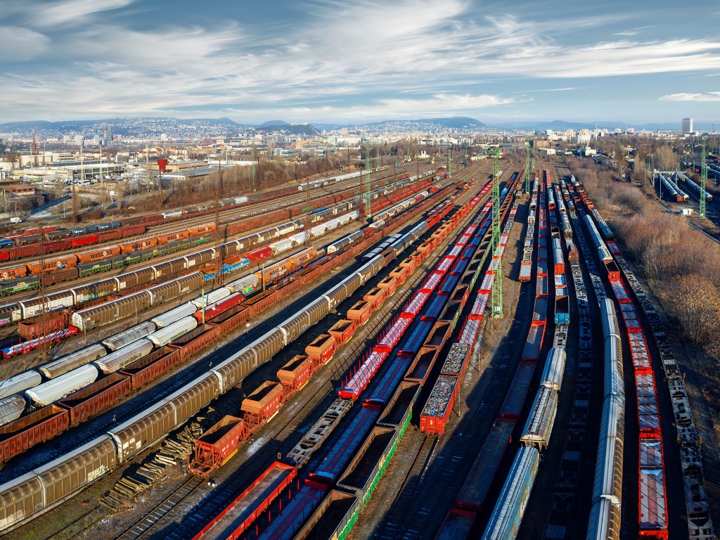 04-cargo-trains-in-sidings.jpg