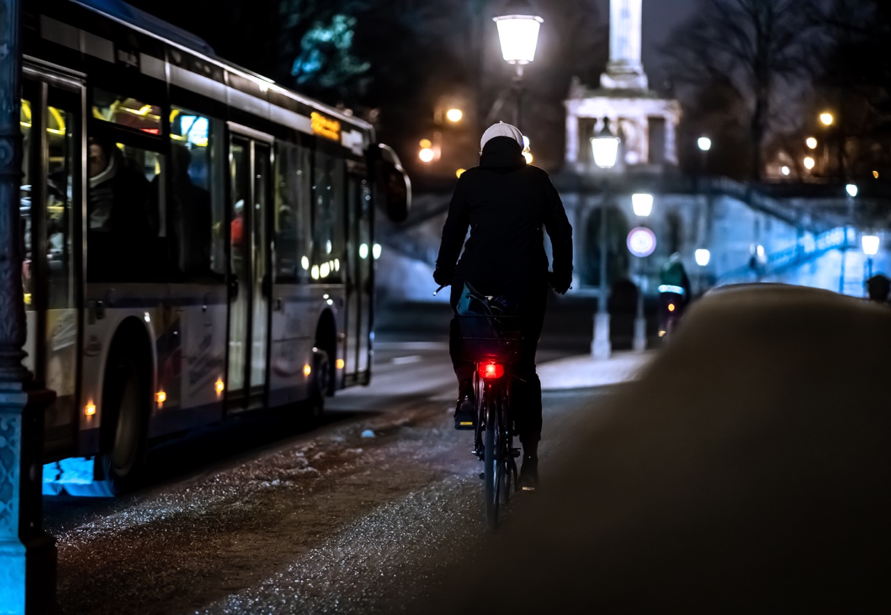 06-cyclist-at-night_1637050003.jpg